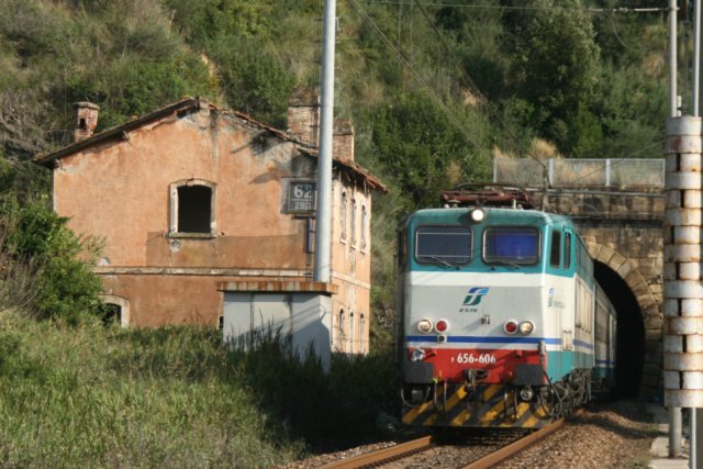 E656 606 verlaesst mit einem Personenzug aus Richtung Calabrien kommend