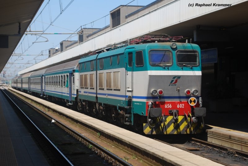 E 656 602 waits at 11:05:09 in Pescara at the