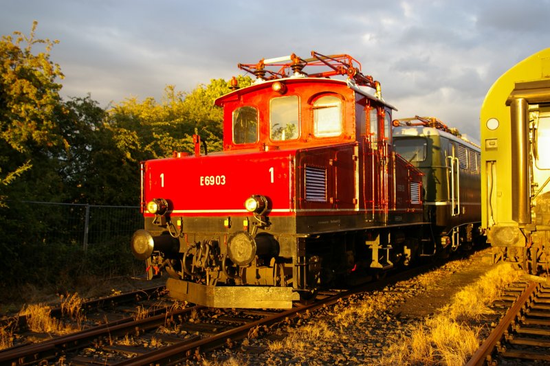 E69 03 in Abendstimmung, aufgenommen im DB-Museum Koblenz. 