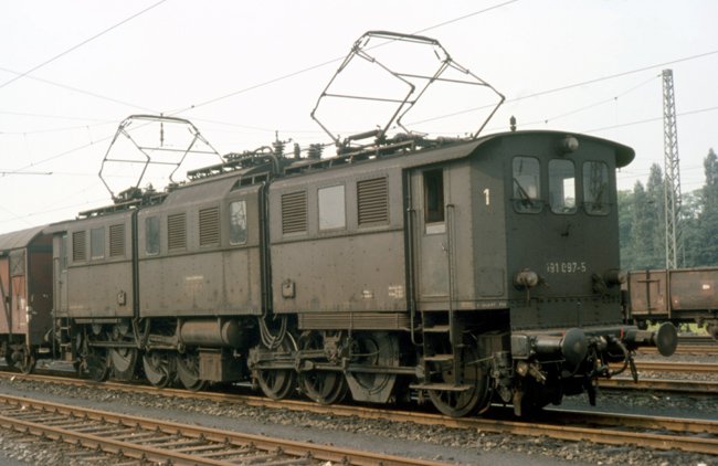 191 097 abfahrbereit vor G�terzug in Oberhausen Sterkrade. Juni 1972