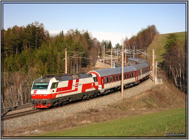 E-Lok 1014 011 Rail Cargo fhrt mit dem Erlebniszug Wiener Alpen von Mrzzuschlag nach Bratislava hier kurz vor Kb am Semmering. 30.03.2008

