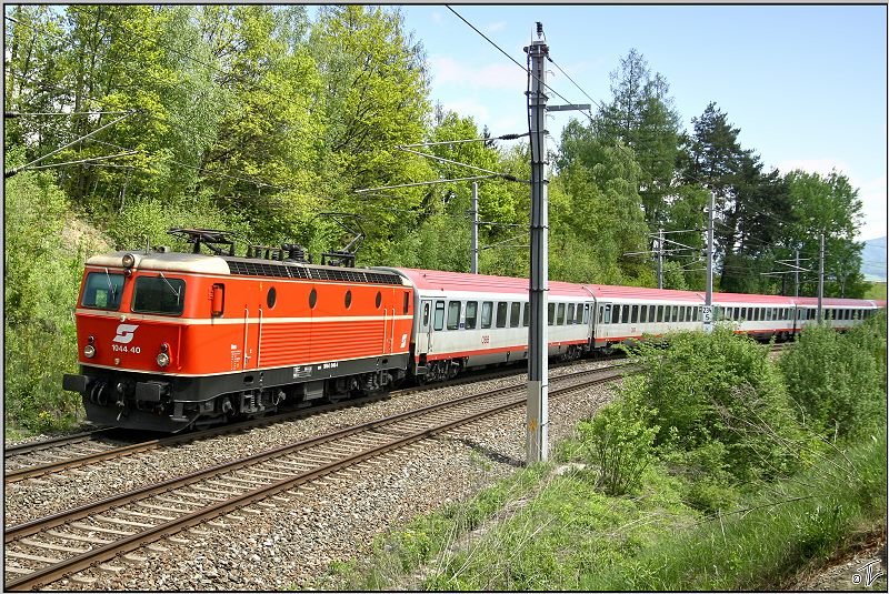 E-Lok 1044 040 fhrt mit IC 533 von Wien Sd nach Villach.
Zeltweg 07.05.2009