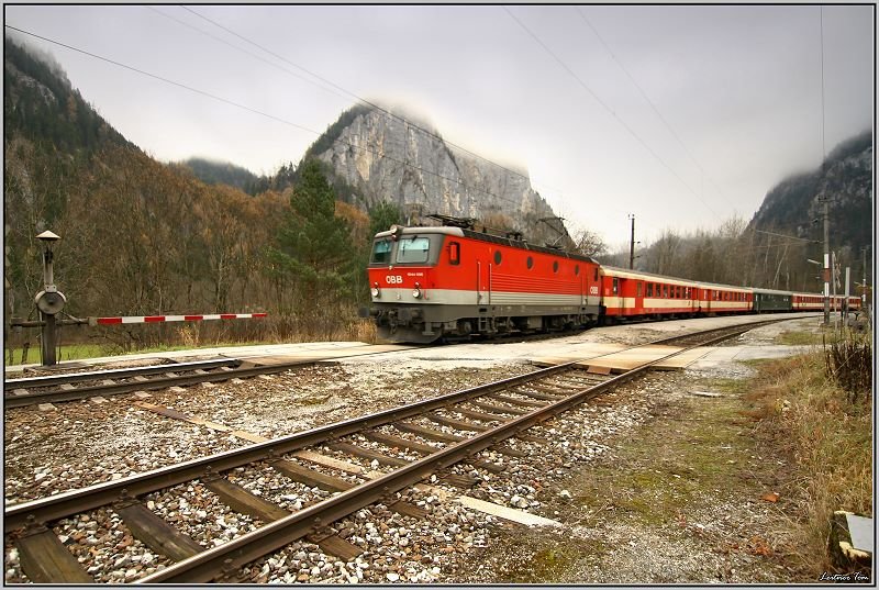 E-Lok 1044 056 fhrt mit dem Erlebniszug Ennstal von Wien nach Bischofshofen.
Gesuseeingang 9.11.2008
