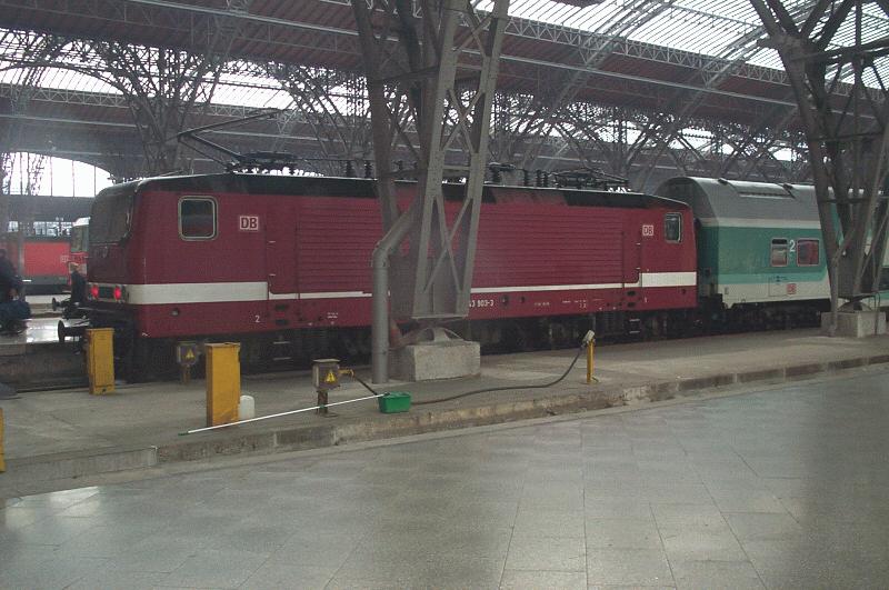 E-Lok 143 903-3 am 24.09.2001 in Hbf Leipzig