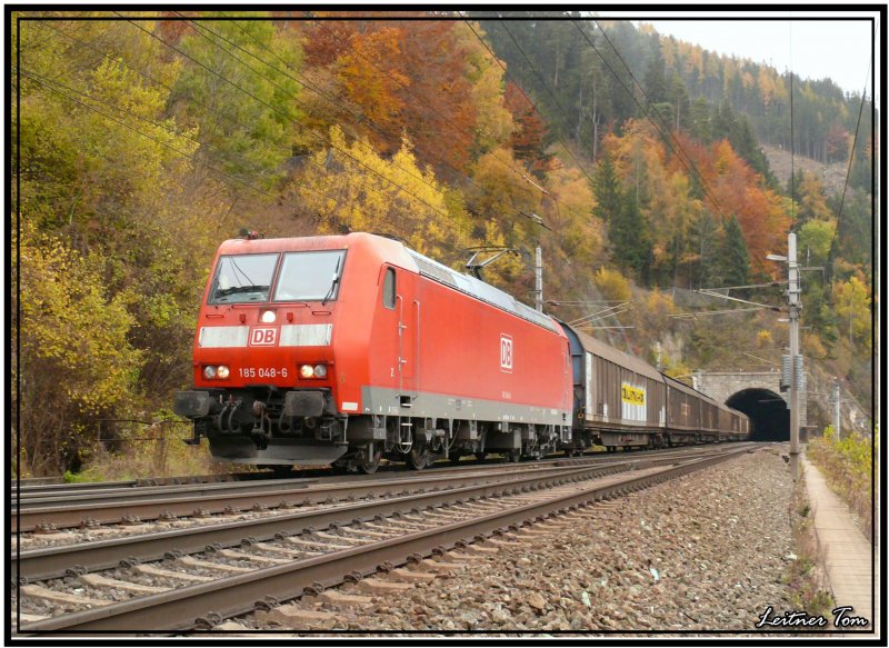 E-Lok 185 048 fhrt mit einem Gterzug aus dem Galgenbergtunnel bei St.Michel in der Steiermark.
30.10.2007
