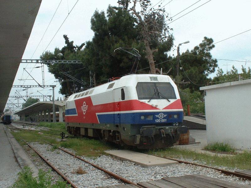 E-Lok H 561 in Thessaloniki am 21.04.2002. Auf dieser Stirnseite steht die Nr. 120 001, auf der anderen H 561. In Griechenland ist bis jetzt nur die Strecke Thessaloniki - Grenze elektifiziert, mglicherweise ist diese die einzige E-Lok. Thessaloniki - Athen wird gerade elektrifiziert.