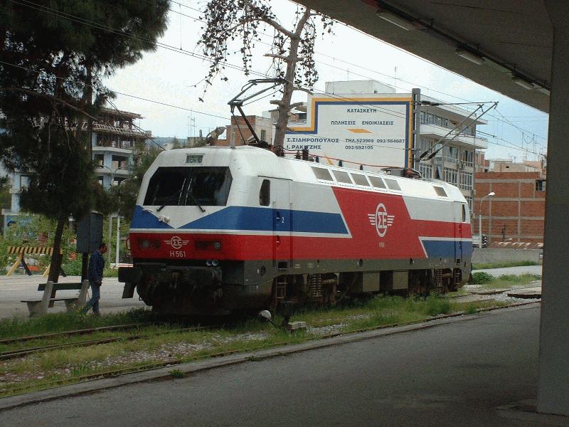 E-Lok H 561 in Thessaloniki am 21.04.2002. Auf dieser Stirnseite steht die Nr. H 561, auf der anderen 120 001