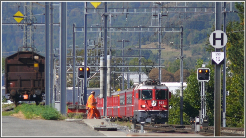 RE1237 aus Disentis mit Ge 4/4 II 621 Felsberg zwischen