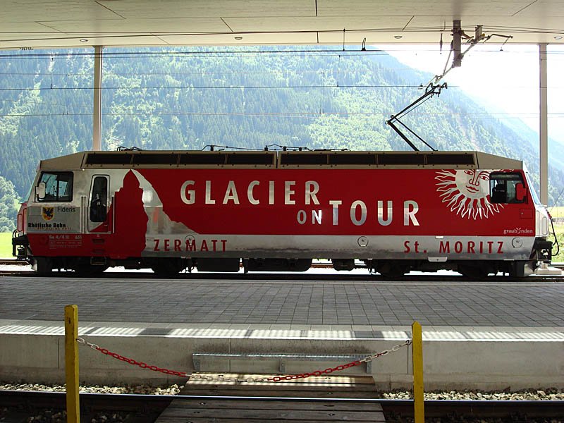 RhB Ge 4/4 III (Glacier on Tour) im Bahnhof Disentis,