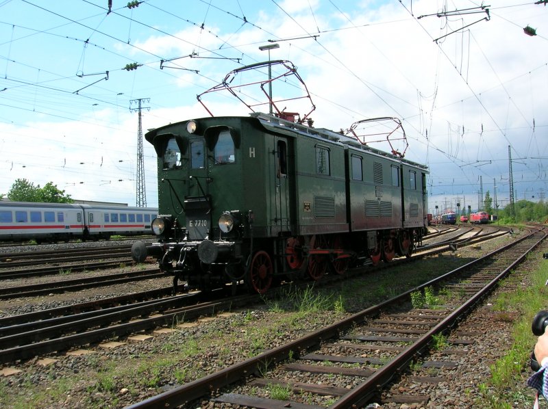 E77 10 am 19. Mai auf dem E-Loktreffen Lokomotiven aus