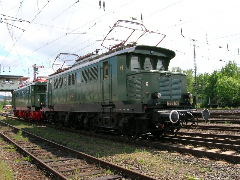 E44 002 dahinter 244 108 auf dem E- Loktreffen am