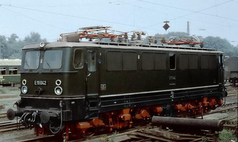 E11-042 fast neu, abgestellt im Bw Magdeburg.
Aufn. 1967 