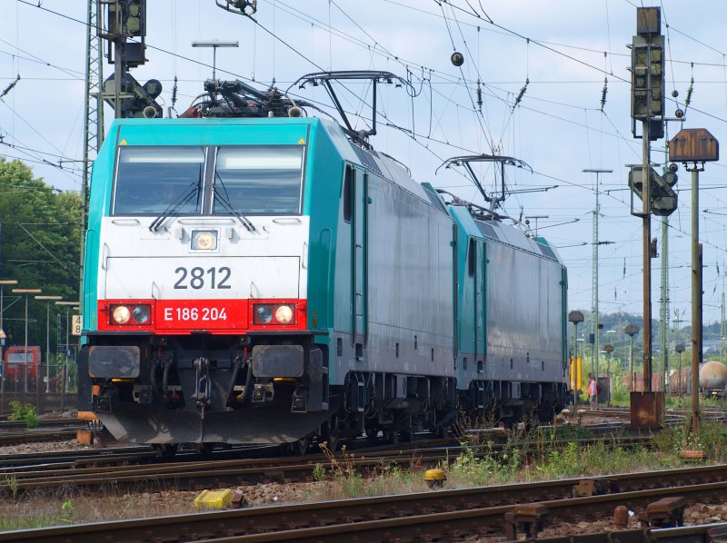 E186 204 rangiert mit Schwesterlok E186 223 in Aachen West 
