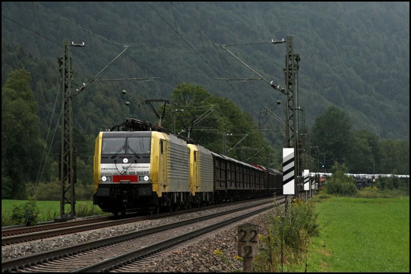 E189 905RT und eine Schwesterlok haben in Mnchen diesen Gterzug, bestehend aus Schiebewandwagen mit Autoteilen und Autotransportwaggons, bernommen und bringen in nach Italien. (04.08.2009)