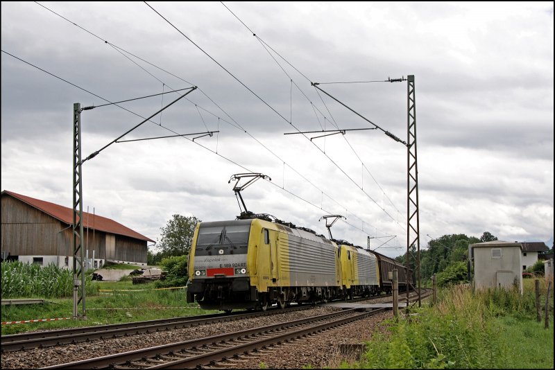 E189 924RT und eine Schwesterlok bringen den leeren Autoteilezug aus Italien zurck nach Mnchen. Bei Vogl wird der Zug auf den Chip gebannt. (09.07.2008)
