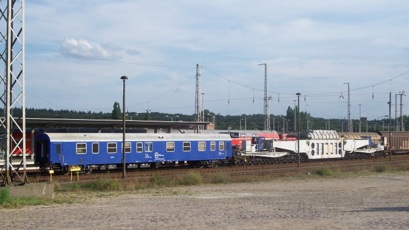 Schwertransport der Firma Heavy Cargo + Service GmbH steht am