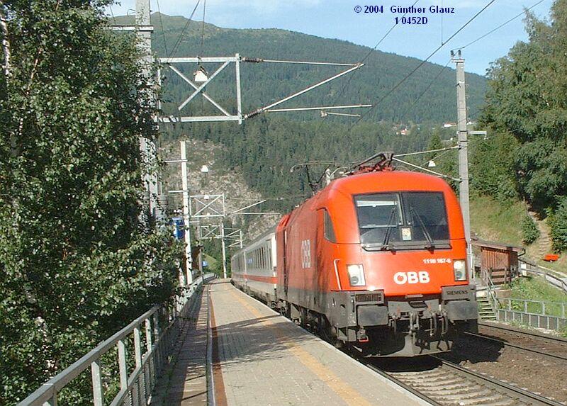 EC 85 Mnchen - Rom mit BB-Lok 1116-167 und deutschen IC-Wagen fhrt am 30.08.2004 durch die Haltestelle St.Jodok.