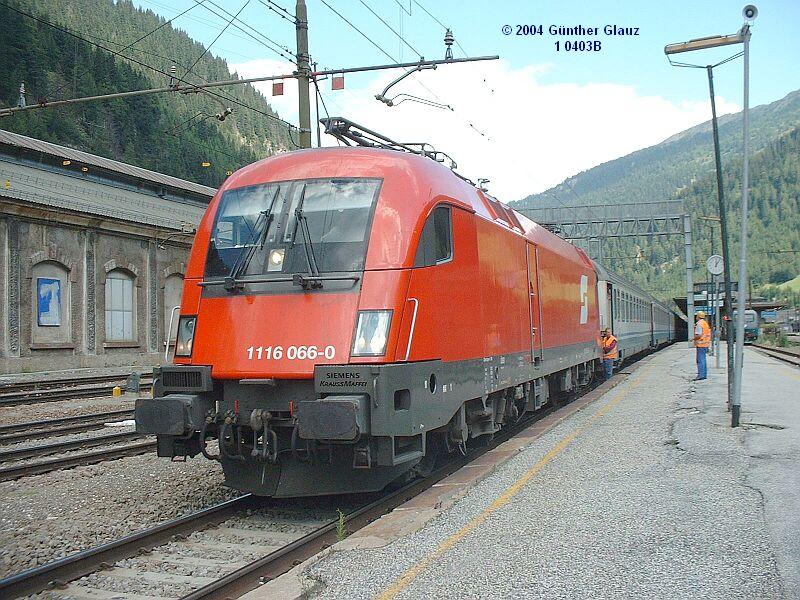 EC 85 Mnchen - Rom mit BB-Lok 1116 066-0 und italienischen Wagen ist am 29.08.2004 pnktlich um 12:02 im Bahnhof Brenner eingefahren. Der Stromabnehmer wurde vor der Trennstelle abgesenkt und mit Schwung in den Gleichstrombereich gefahren. Jetzt wartet die Lok auf eine FS-Diesellok, die sie ber ein Umsetzgleis in den Wechselstrombereich bringt.