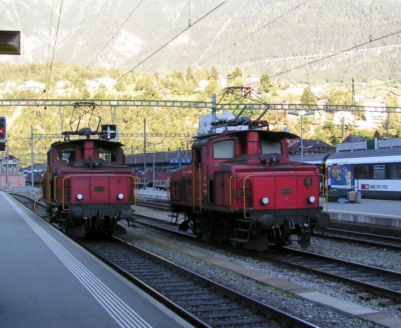 Zwei Rangierloks warten am Abend des 30.07.07 im Bahnhof Brig