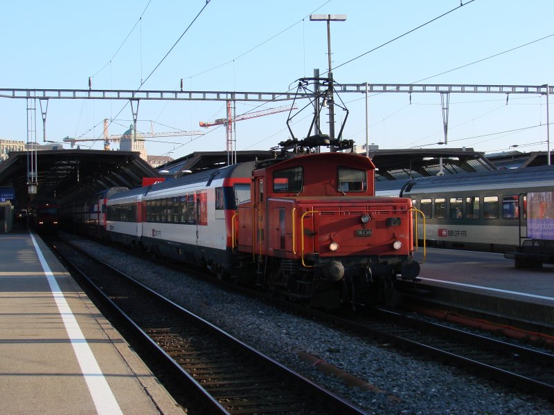 Die Ee 3/3 16438 verst�rkt den IC 725 nach St.