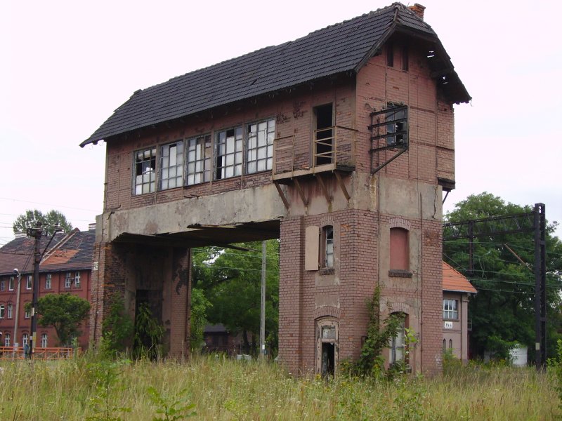 Ehemaliges Stellwerk des Bahnhofs von Pyskowice. (Sommer 2005)