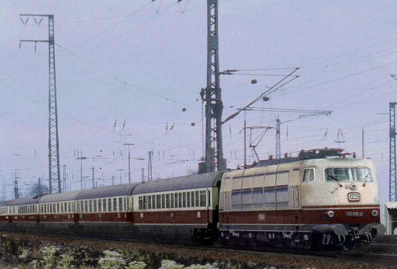 Eigentlich sollte ein VT11 kommen, dafr kam ein lokbespannter Ersatzzug. 103 178 vom Bw HH-Eidelstedt vor dem TEE 26  Prinz Eugen  Wien-Hannover passiert gerade den Rbf Hagen-Vorhalle Ri. Dortmund. (Das Negativ ist nicht mehr ganz frisch)
Aufn. 1977