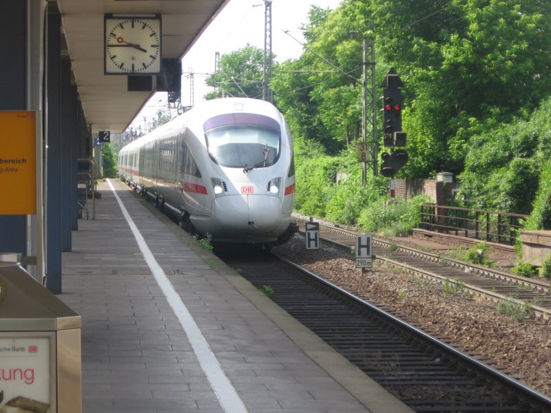 Ein 411 kam als Ersatzzug fr den ICE 653 aus Berlin, der wegen Personenschadens ausfiel als ICE 2853 nach Bonn Hbf (18.06.06)