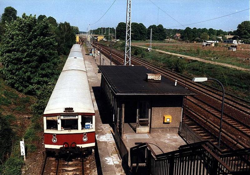 Ein 475/875er-Dreiviertelzug nach Spindlersfeld in Bergfelde-Sommer 1994. Man beachte den Briefkasten am Aufsichtsgebude.