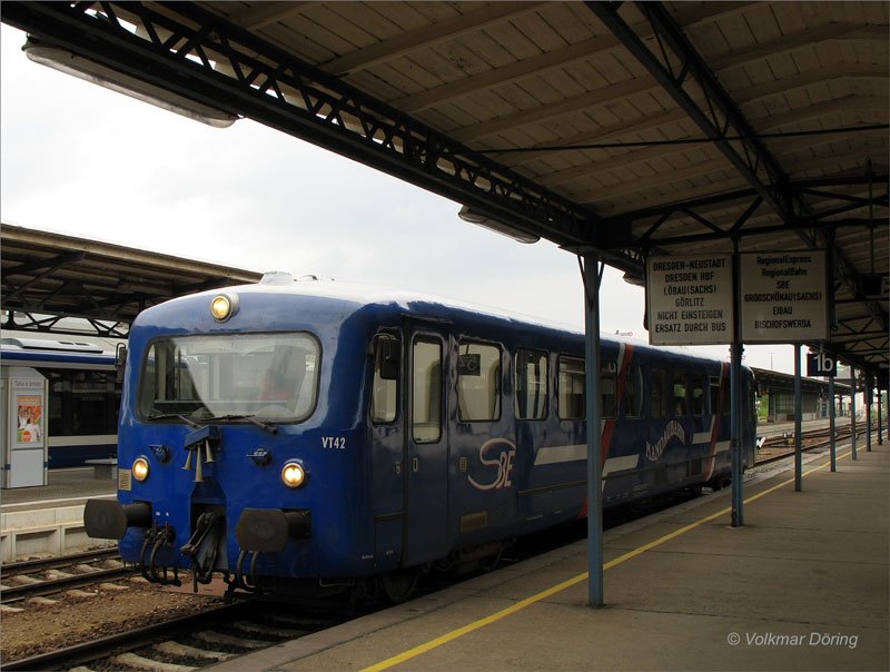 Ein 686 (ex ETA 515) als VT 42 der Hochwaldbahn unterwegs für die Sächsisch Böhmische Eisenbahn bei Ausfahrt aus Zittau nach Seifhennersdorf (Mandaubahn)  - 18.5.2006
