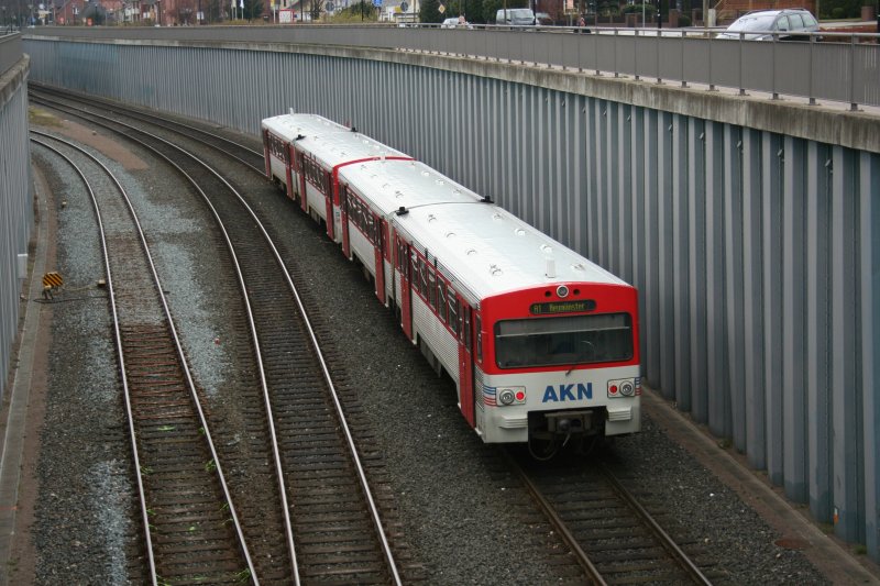 Ein AKN-Zug der Linie A1 fhrt am 19.4.2008 aus Henstedt-Ulzburg in Richtung Kaltenkirchen.