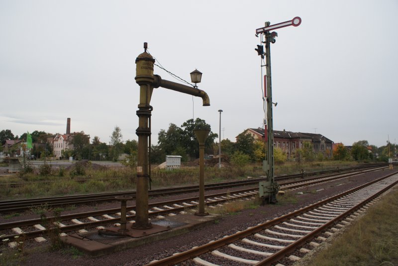 Ein alter Wasserkran und ein Formsignal stehen im Haldensleber Bahnhof.Leider ist nur noch das Formsignal in Betrieb.03.10.2009