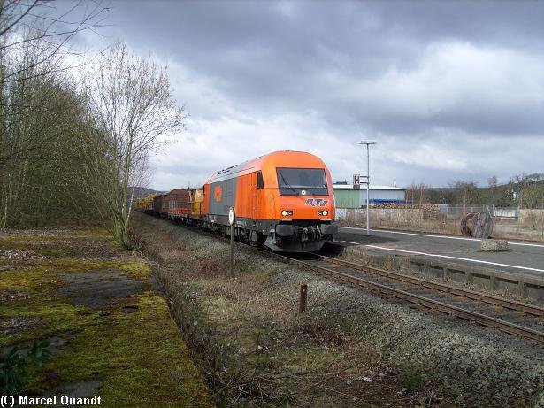 Ein Bauzug von 2016 509 gezogen fhrt in Scherfede ein um den RE aus Warburg vorbeizulassen.
Datum:18.03.2008