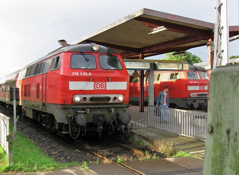 Ein Bild aus besseren Zeiten ; zumindestens fr Freunde von V 160 und n-Wagen.
Am 7.8.2005 treffen sich 218 435-6 und 218 329-7 mit ihren Regional Expressen nach Westerland bzw. Hamburg-Altona 
in Heide (Holstein).