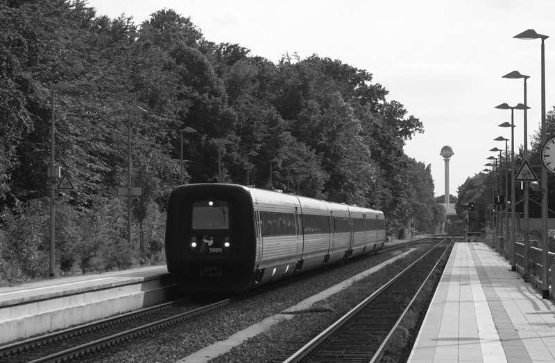 Ein dnischer IC3 durcheilt am 7.8.2008 als EC nach Kopenhagen den (inzwischen) monoton wirkenden  Bahnhof von Bad Schwartau.