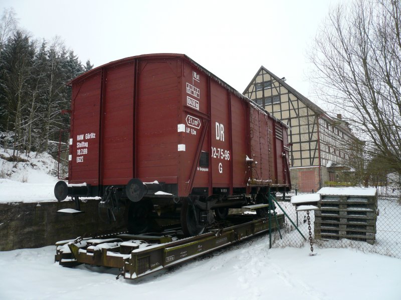 Ein DR Gterwagen auf Rollbcken steht als Museumsstck im Bahnhof Hasselfelde. Aufgenommen am 2.2.2009.