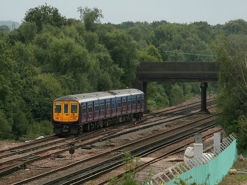 Ein elektrischer Triebzug der Reihe  Class 319  hat vor wenigen Augenblicken den Flughafenbahnhof von London-Gatwick verlassen und fhrt Richtung Sden zur Kste. (17.07.2008)