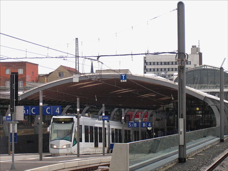 Ein ET 452 der RBK als RT 4 nach Wolfhagen verlsst die unterirdische Station Kassel Hbf.. War diese Bahn bis hierher innerstdtisch als Straenbahn gefahren, so nutzt sie ab jetzt die Gleise der DB; 21.09.2008
