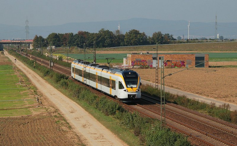 Ein Flirt der Eurobahn auf Sonderfahrt (20 Jahre Verkehrsverbund-Rhein-Neckar), fährt zwischen Böhl-Iggelheim und Schifferstadt Richtung Ludwigshafen(Rhein) Hbf. 26.09.2009