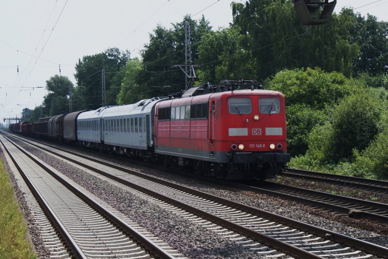 Ein gemischter Gterzug,inklusive zwei Personenwagen gezogen von der 151 146-8 konnte ich am 04.07.2009 kurz vor dem S-Bahnhof Dedensen/Gmmer fotografieren.