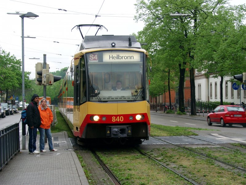 Ein GT8-100D erreicht am 18.04.09 die Haltestelle Kongresszentrum. Die Bahn fhrt als Linie S4 nach Heilbronn Pfhlpark.