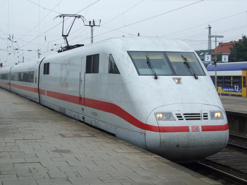 Ein ICE 1 kommt am 06.08.2008 in den Bahnhof Hamburg-Altona eingefahren.