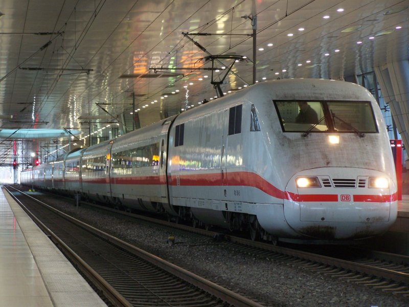Ein ICE1 nach HamburgAltona im Bahnhof Frankfurt/Flughafen