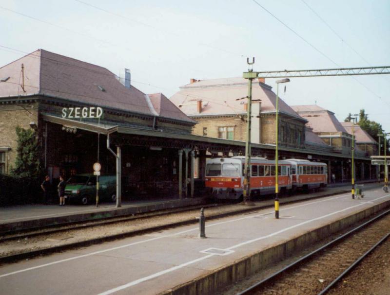 ein kleiner Regionalzug bestehend aus 2 Schienebussen der ungarischen MAV im sdungarischen Bahnhof von Szeged.