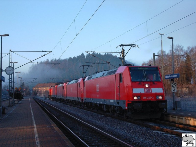 Ein Lokzug passiert gegen 9.00 Uhr frh am 25. Januar 2008 den Bahnhof Pressig - Rothenkirchen (Landkreis Kronach). Er besteht aus den Lokomotiven 146 247-2, 146 246-4, 146 245-6, 143 869-6 und 203 118-5 (von vorne). 