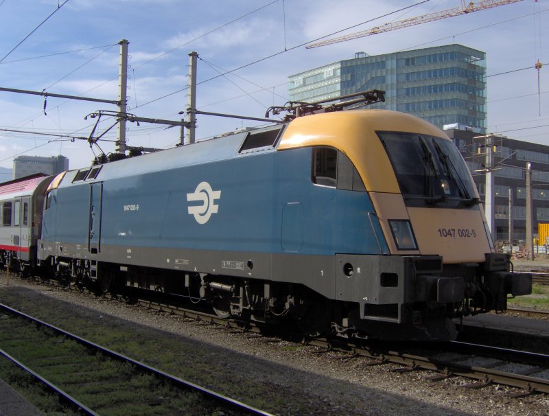 Ein MAV Taurus BR 1047 mit einem BB EC von Salzburg ber Linz nach Wien Westbahnhof. Ist es normal, das MAV Lokomotiven rein sterreichischen Schnellzgen fahren.
Salzburg 25.10.06 