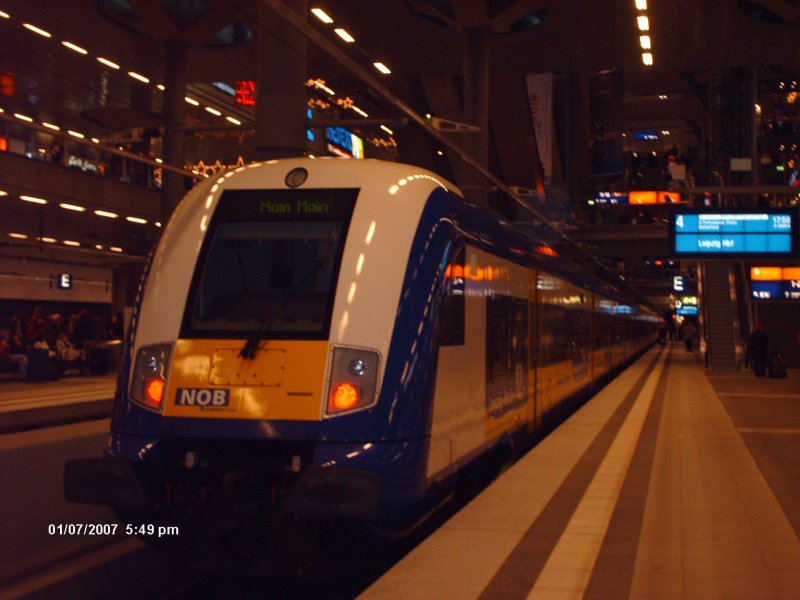 Ein NOB Steuerwagen im Berliner Hauptbahnhof, der als X8004 nach Leipzig Hbf weiter fahren wird.(7.1.07)