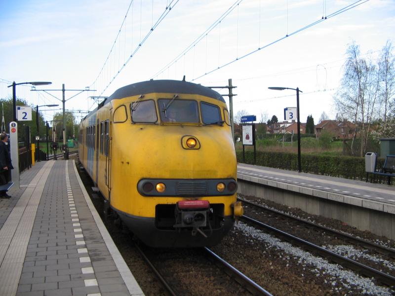 Ein Plan V triebwagen im Bahnhof Beek-Elsloo (NL) am 9. April 2005