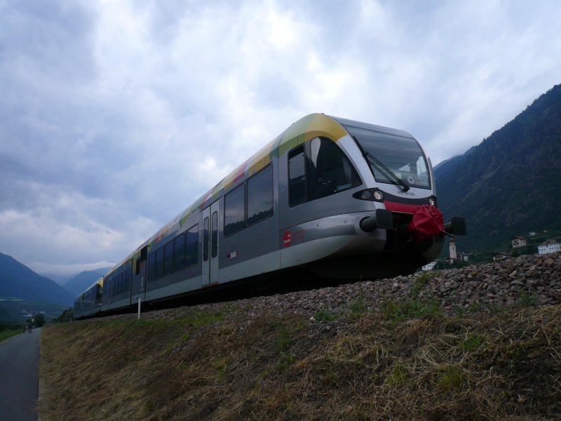 Ein RE fhrt auf der Vinschgerbahn nach Bozen. Aufgenommen am 13.8.2008 kurz vor Naturns