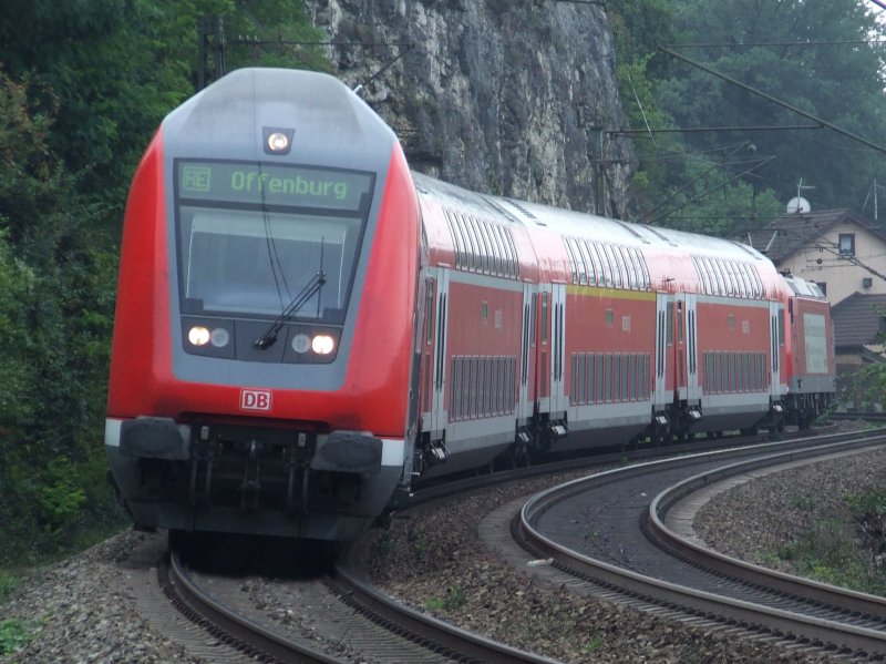 Ein RE nach Offenburg, geschoben von einer BR 146.1, fhrt am 28.08.2008 in Istein ein.