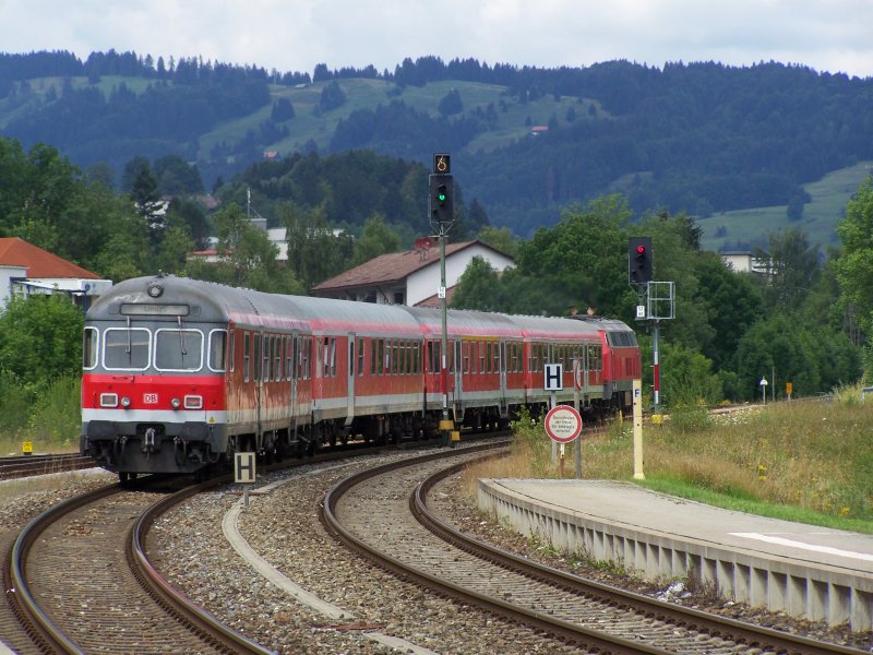 Ein Regionalexpress gezogen von einer 218er verlsst den Bahnhof Immenstadt(Allgu). Aufgenommen am 30.Juli 2007